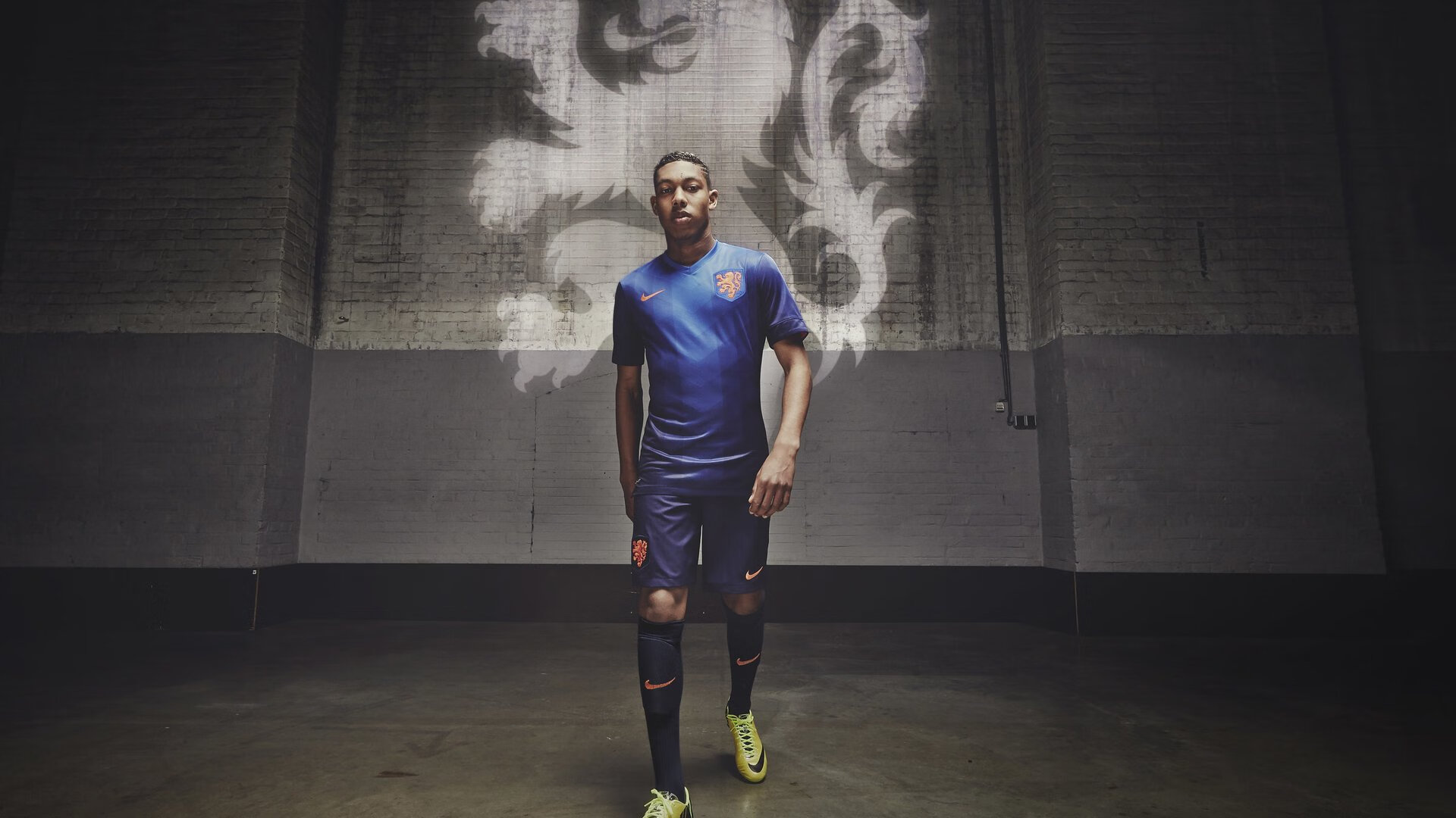 曼城鏖战荷兰,库尔图瓦惊艳四座,一场定义时代的攻防史诗